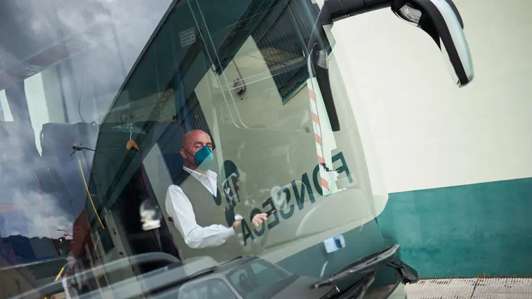 La flota de autobuses de Fonseca en sus naves. PABLO LASAOSA