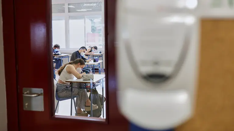 Alumnos de segundo de Bachillerato estudian en una de las aulas. Europa Press.