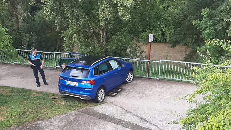 Coche en el que viajaba la mujer que ha perdido el control y ha acabado en el paseo del Arga, en Burlada. POLICÍA MUNICIPAL DE BURLADA.
