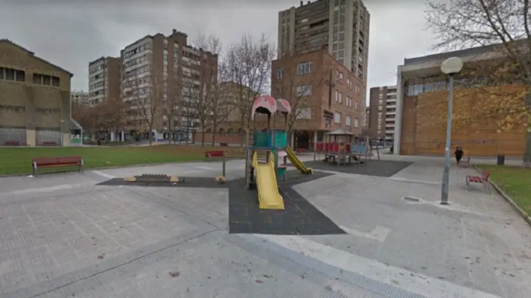 Parque infantil en el bulevar de Iturrama. ARCHIVO