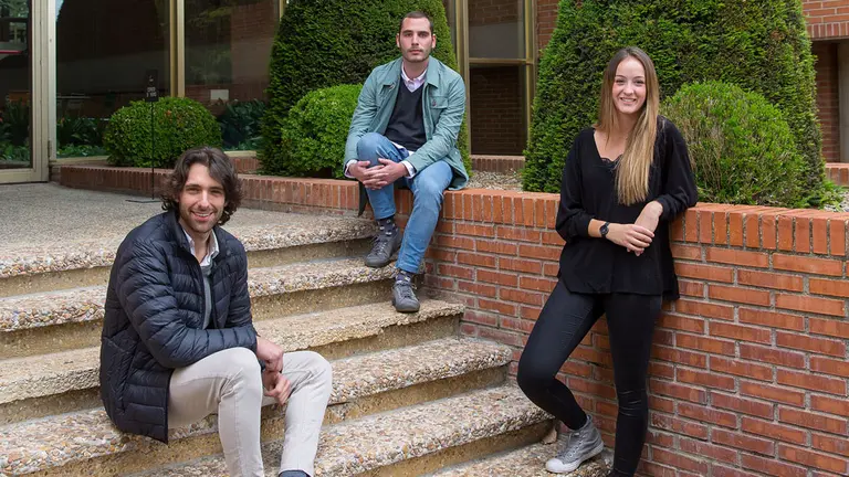 De izquierda a derecha, los arquitectos Fernando Iraburu, Yago Vaillo y Marta Ayesa. UNAV