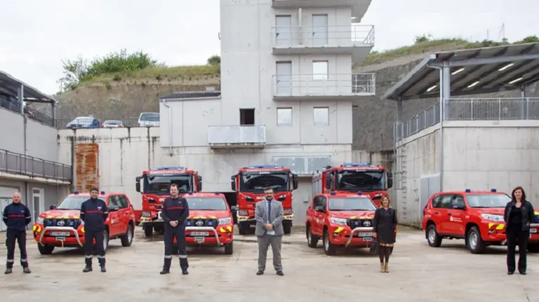Parte del Servicio de Bomberos, el director del Servicio de Bomberos, Francisco Javier Baldanta, el vicepresidente Remírez, y la directora general de Interior, Amparo López - GOBIERNO DE NAVARRA