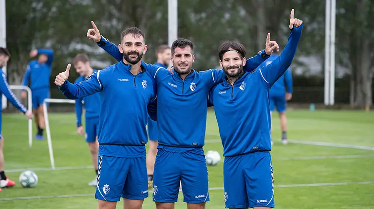 Los jugadores rojillos Adrián López, Fran Mérida y Rubén García en Tajonar. CA Osasuna.