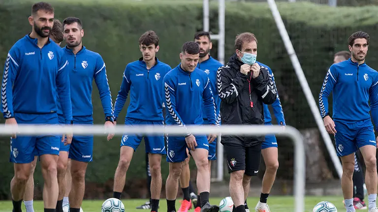 El entrenador vasco Jagoba Arrasate con sus jugadores rojillos en Tajonar. CA Osasuna.