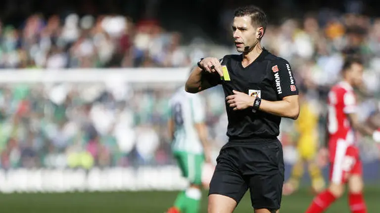 El árbitro cántabro Adrián Cordero Vega durante un partido. EFE.