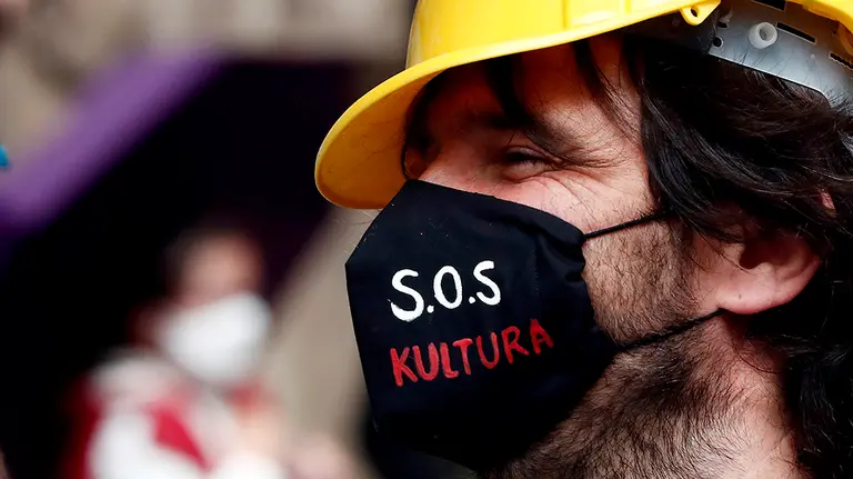 Varios artistas, representantes, promotores privados y trabajadores del mundo de la cultura en Navarra participan en una concentración este viernes en la Plaza del Ayuntamiento de Pamplona, en la que han reclamado que la Cultura sea considerada un bien &#34;de primera necesidad&#34; y &#34;un derecho&#34;, y que no se produzcan recortes en el sector por la crisis derivada del coronavirus. EFE/ Jesús Diges.