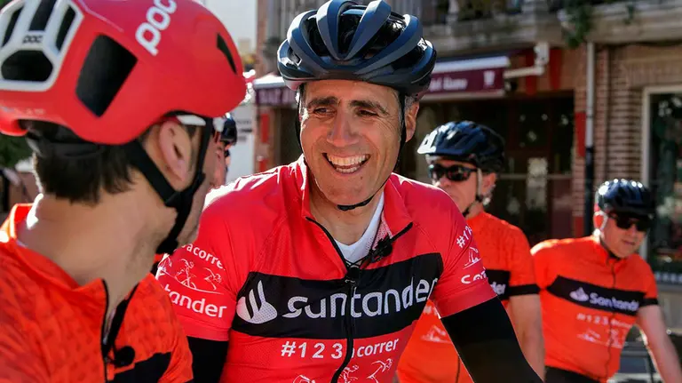 El campeón navarro Miguel Induráin en una prueba ciclista. @revistaTriatlon.