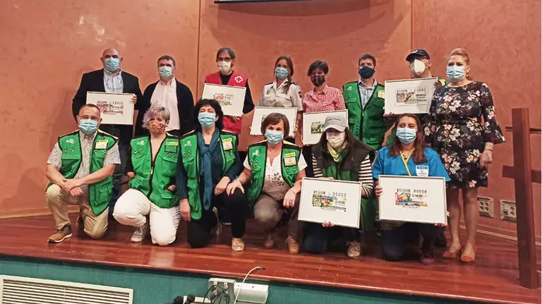 Foto de familia de los trabajadores de la ONCE con sus cupones. Cedida.