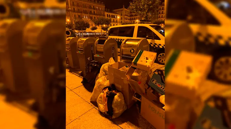 Basura fuera de los contenedores en Pamplona POLICÍA MUNICIPAL DE PAMPLONA