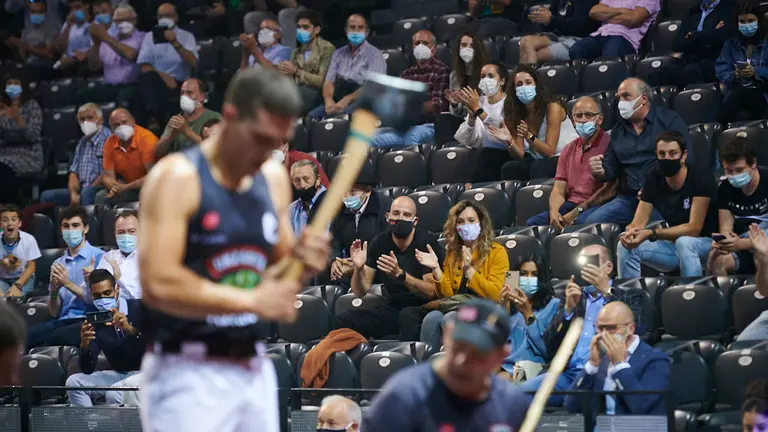 Iker Vicente bate el record en el corte de troncos kanaerdikos. 14 troncos de 54 pulgadas. PABLO LASAOSA