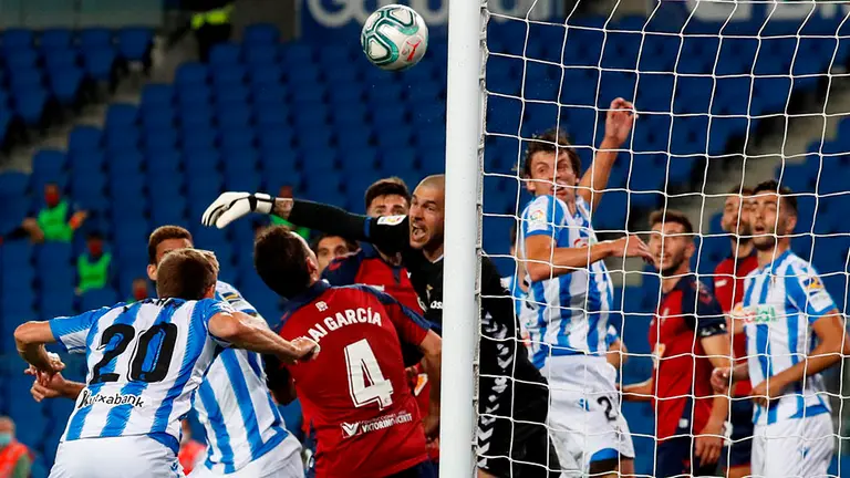 El portero de Osasuna Rubén (c) depeja junto a los jugadores de la Real Sociedad, durante el encuentro de la jornada 28 de LaLiga que se disputa este domingo en el Reale Arena de San Sebastián. EFE/ Javier Etxezarreta