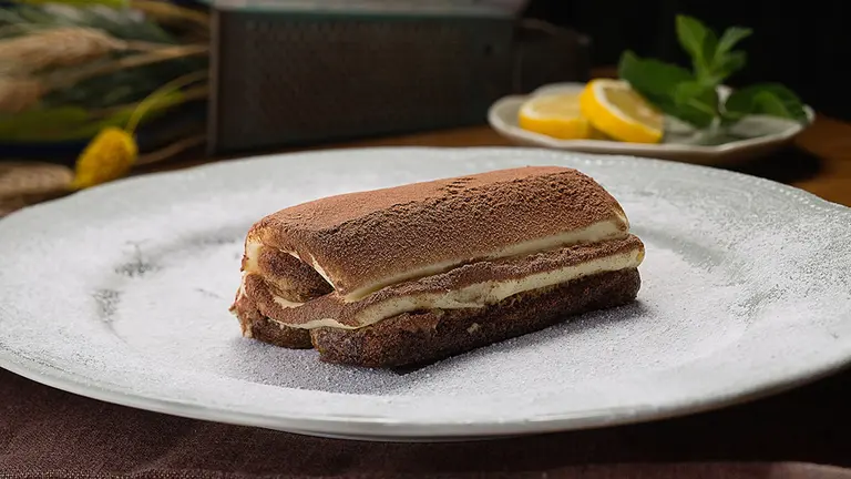 Un plato de tiramisú.
