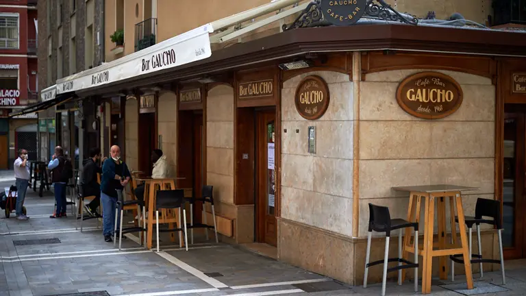 El bar Gaucho reabre la barra de pinchos en la fase 3 de la desescalada por la crisis del coronavirus. MIGUEL OSÉS