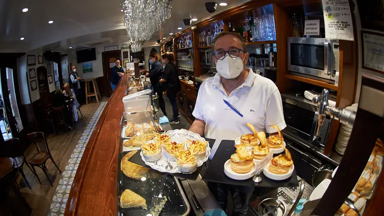 El bar Gaucho reabre la barra de pinchos en la fase 3 de la desescalada por la crisis del coronavirus. MIGUEL OSÉS