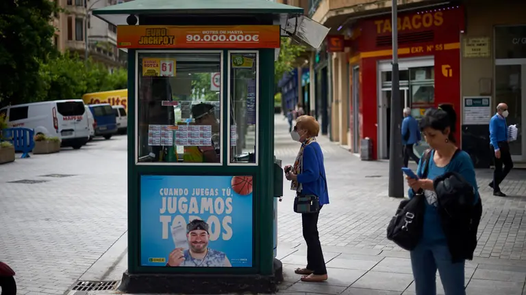 Los vendedores de la ONCE vuelven al trabajo tras tres meses sin trabajar por el coronavirus. MIGUEL OSÉS