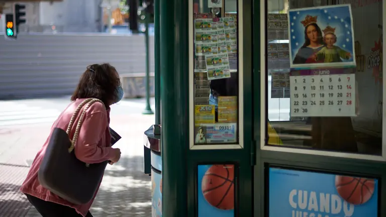 Los vendedores de la ONCE vuelven al trabajo tras tres meses sin trabajar por el coronavirus. MIGUEL OSÉS