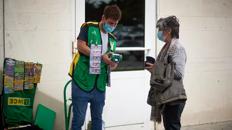 Los vendedores de la ONCE vuelven al trabajo tras tres meses sin trabajar por el coronavirus. MIGUEL OSÉS