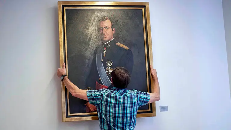 Un operario retira el retrato del rey emérito Juan Carlos I de la Sala de Gobierno del Legislativo foral del Parlamento de Navarra horas después de que la Junta de Portavoces aprobase el acto con los votos del Partido Socialista de Navarra, Geroa Bai, EH Bildu, Podemos e Izquierda-Ezkerra, a propuesta del Grupo Mixto, y con los votos en contra de la coalición Navarra Suma (UPN, PP, Ciudadano). En Pamplona, Navarra (España), a 15 de junio de 2020.

15 JUNIO 2020 JUAN CARLOS I;

15/6/2020