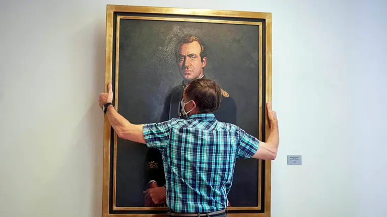 Un operario retira del retrato del rey emérito Juan Carlos I de la Sala de Gobierno del Legislativo foral del Parlamento de Navarra horas después de que la Junta de Portavoces aprobase el acto con los votos del Partido Socialista de Navarra, Geroa Bai, EH Bildu, Podemos e Izquierda-Ezkerra, a propuesta del Grupo Mixto, y con los votos en contra de la coalición Navarra Suma (UPN, PP, Ciudadano). En Pamplona, Navarra (España), a 15 de junio de 2020.

15 JUNIO 2020 JUAN CARLOS I;RETRATO

15/6/2020