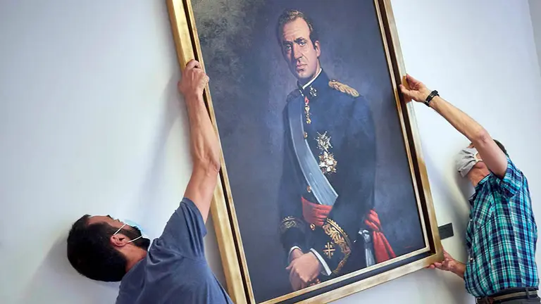 Dos operarios retiran del retrato del rey emérito Juan Carlos I de la Sala de Gobierno del Legislativo foral del Parlamento de Navarra horas después de que la Junta de Portavoces aprobase el acto con los votos del Partido Socialista de Navarra, Geroa Bai, EH Bildu, Podemos e Izquierda-Ezkerra, a propuesta del Grupo Mixto, y con los votos en contra de la coalición Navarra Suma (UPN, PP, Ciudadano). En Pamplona, Navarra (España), a 15 de junio de 2020.

15 JUNIO 2020 JUAN CARLOS I;RETRATO

15/6/2020