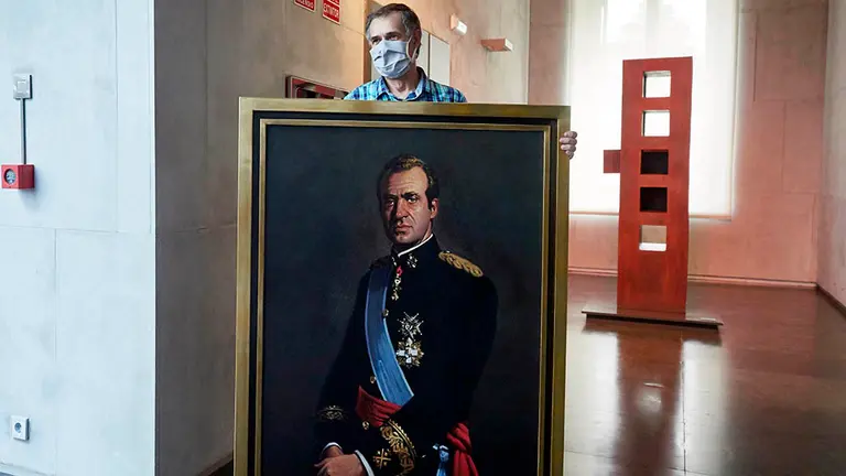 Un operario retira el retrato del rey emérito Juan Carlos I de la Sala de Gobierno del Legislativo foral del Parlamento de Navarra horas después de que la Junta de Portavoces aprobase el acto con los votos del Partido Socialista de Navarra, Geroa Bai, EH Bildu, Podemos e Izquierda-Ezkerra, a propuesta del Grupo Mixto, y con los votos en contra de la coalición Navarra Suma (UPN, PP, Ciudadano). En Pamplona, Navarra (España), a 15 de junio de 2020.

15 JUNIO 2020 JUAN CARLOS I;RETRATO

15/6/2020