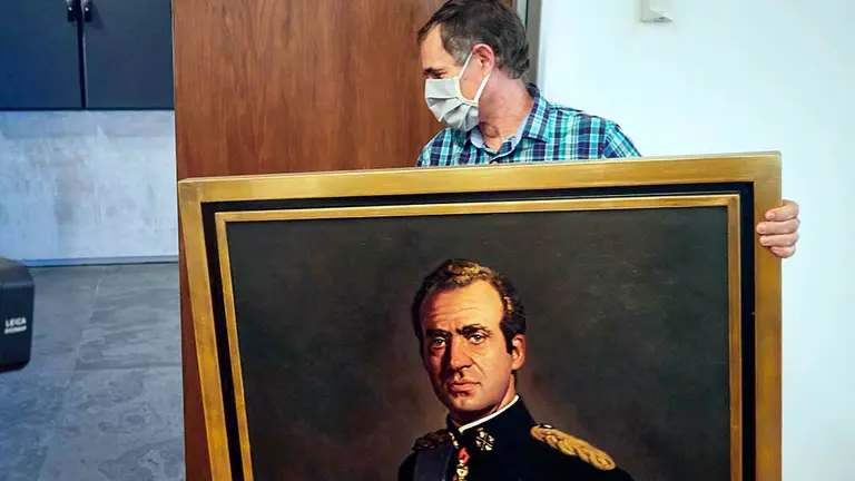 Un operario retira el retrato del rey emérito Juan Carlos I de la Sala de Gobierno del Legislativo foral del Parlamento de Navarra horas después de que la Junta de Portavoces aprobase el acto con los votos del Partido Socialista de Navarra, Geroa Bai, EH Bildu, Podemos e Izquierda-Ezkerra, a propuesta del Grupo Mixto, y con los votos en contra de la coalición Navarra Suma (UPN, PP, Ciudadano). En Pamplona, Navarra (España), a 15 de junio de 2020.

15 JUNIO 2020 JUAN CARLOS I;RETRATO

15/6/2020