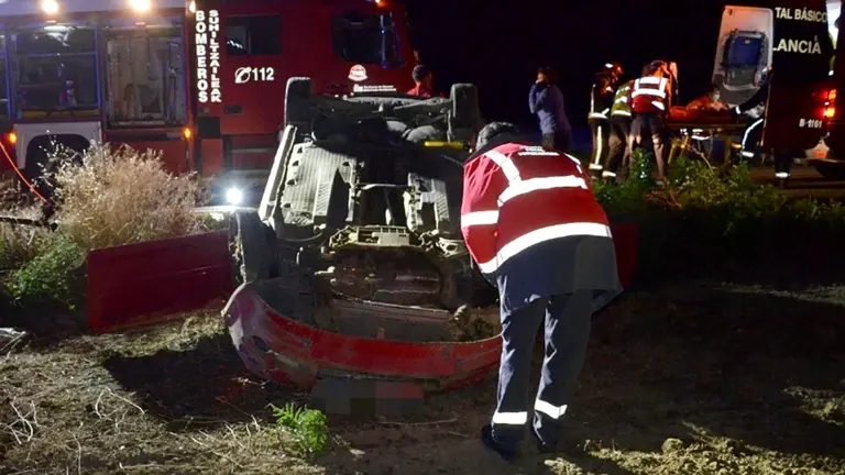 Coche volcado tras un accidente en Falces. POLICIA FORAL