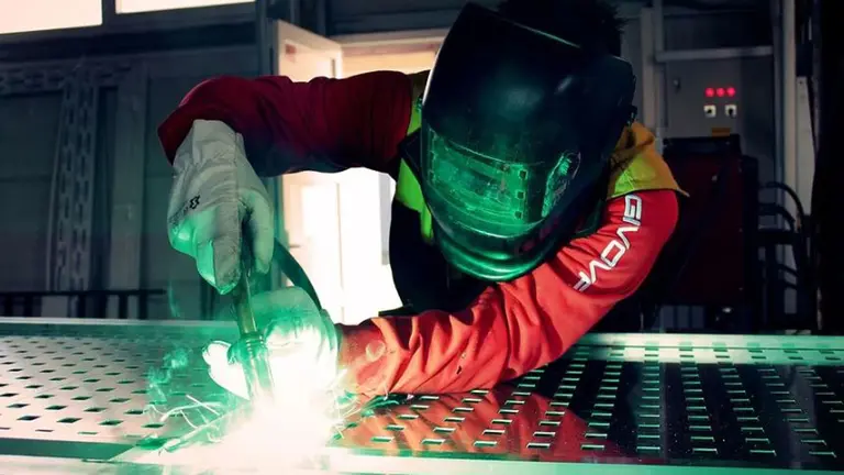 Un trabajador soldando aluminio. ARCHIVO