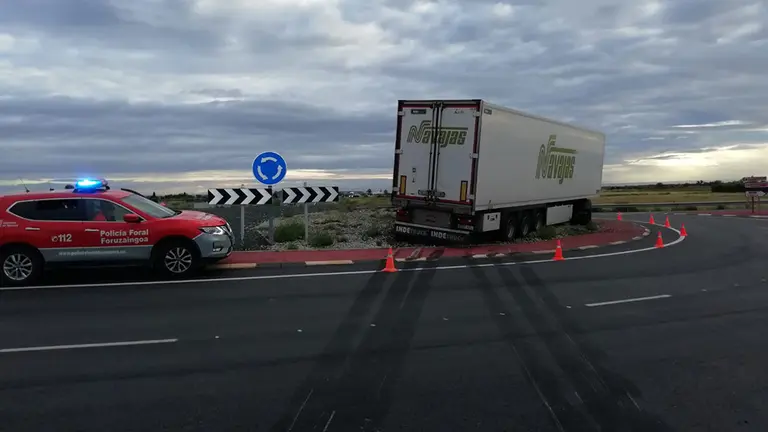 Marcas en la calzada que ha dejado el camión al intentar frenar en la rotonda de Cintruénigo. POLICÍA FORAL