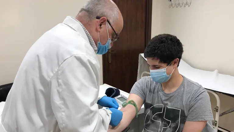 El remontista Zaldua durante el análisis de test serológicos. Cedida.