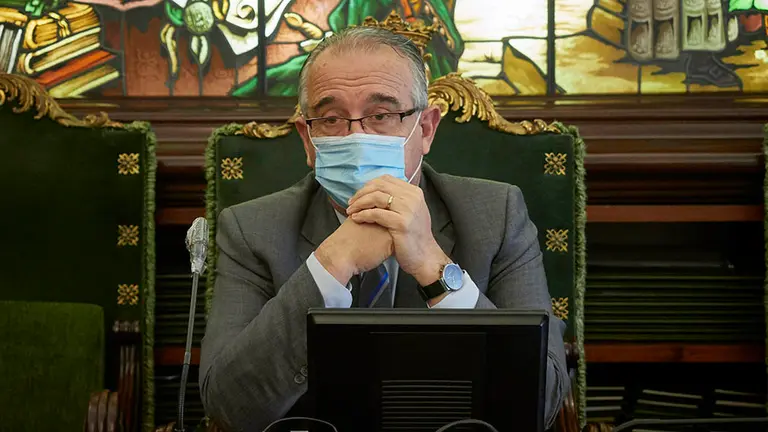 El alcalde de Pamplona, Enrique Maya, durante un pleno extraordinario en el Ayuntamiento de Pamplona en el que se tratan, entre otras cuestiones, la modificación del presupuesto de 2020 para obligaciones pendientes de años anteriores, para gastos consecuencia del Covid-19 y para inversiones. En Pamplona (Navarra) a 17 de junio de 2020.

17 JUNIO 2020 POLÍTICA;NAVARRA SUMA;ALCALDÍA;MEDIDAS POLÍTICAS

17/6/2020