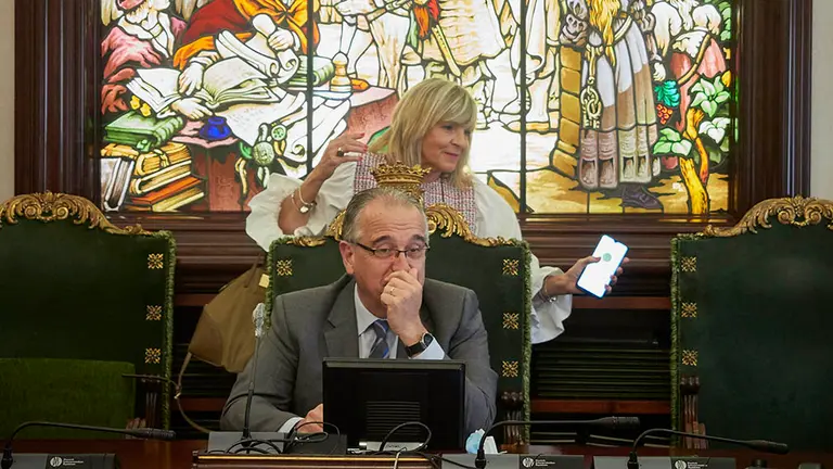 La teniente de Alcalde y concejal de Sociales y Deporte en Ayuntamiento de Pamplona, María Caballero, pasa junto al alcalde de Pamplona, Enrique Maya, a su llegada a un pleno extraordinario en el Ayuntamiento de Pamplona en el que se tratarán, entre otras cuestiones, la modificación del presupuesto de 2020 para obligaciones pendientes de años anteriores, para gastos consecuencia del Covid-19 y para inversiones. En Pamplona, Navarra (España) a 17 de junio de 2020.

17 JUNIO 2020 POLÍTICA;NAVARRA SUMA;ALCALDÍA;MEDIDAS POLÍTICAS

17/6/2020