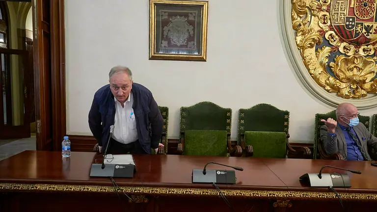 El concejal de Geroa Bai en el Ayuntamiento de Pamplona Javier Leoz (i), a su llegada a un pleno extraordinario en el Ayuntamiento de Pamplona en el que se tratarán, entre otras cuestiones, la modificación del presupuesto de 2020 para obligaciones pendientes de años anteriores, para gastos consecuencia del Covid-19 y para inversiones. En Pamplona, Navarra (España) a 17 de junio de 2020.

17 JUNIO 2020 POLÍTICA;NAVARRA SUMA;ALCALDÍA;MEDIDAS POLÍTICAS

17/6/2020