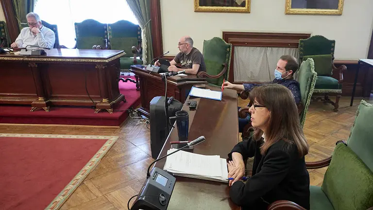 (I-D) El portavoz municipal de EH Bildu, Joseba Asiron; el concejal de EH Bildu Joxe Abaurrea; el concejal de PSN-PSOE, Xabier Sagardoy; y la portavoz municipal de PSN-PSOE, Maite Esporrín, durante un pleno extraordinario en el Ayuntamiento de Pamplona en el que se tratan, entre otras cuestiones, la modificación del presupuesto de 2020 para obligaciones pendientes de años anteriores, para gastos consecuencia del Covid-19 y para inversiones. En Pamplona, Navarra (España) a 17 de junio de 2020.

17 JUNIO 2020 POLÍTICA;NAVARRA SUMA;ALCALDÍA;MEDIDAS POLÍTICAS

17/6/2020