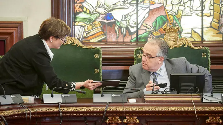 El alcalde de Pamplona, Enrique Maya, habla con la teniente de alcalde y concejala de Gobierno Estratégico, Comercio y Turismo, Ana Elizalde, durante un pleno extraordinario en el Ayuntamiento de Pamplona en el que se tratan, entre otras cuestiones, la modificación del presupuesto de 2020 para obligaciones pendientes de años anteriores, para gastos consecuencia del Covid-19 y para inversiones. En Pamplona, Navarra (España) a 17 de junio de 2020.

17 JUNIO 2020 POLÍTICA;NAVARRA SUMA;ALCALDÍA;MEDIDAS POLÍTICAS

17/6/2020