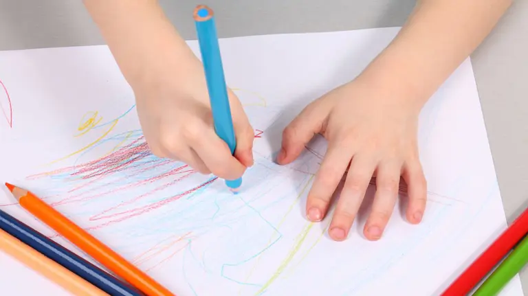 Un niño colorea en un folio en una escuela infantil GOBIERNO DE NAVARRA