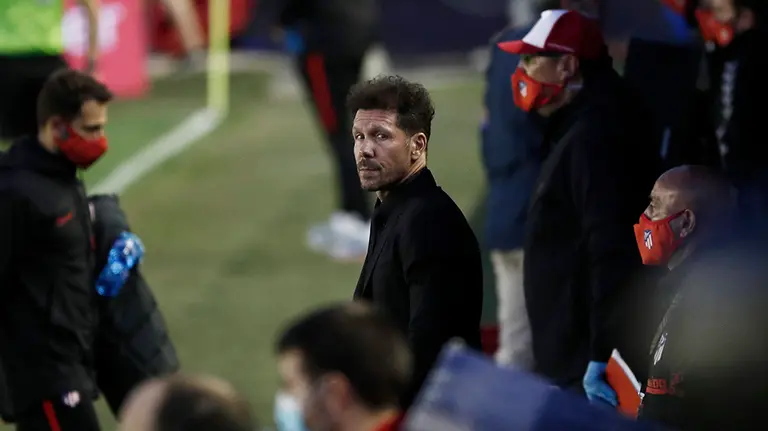 GRAF2625. PAMPLONA, 17/06/2020. El técnico argentino del Atlético de Madrid, Diego Pablo Simeone, durante el encuentro correspondiente a la jornada 29 de primera división que disputan esta noche frente a Osasuna en el estadio de El Sadar, en Pamplona. EFE/Jesús Diges.
