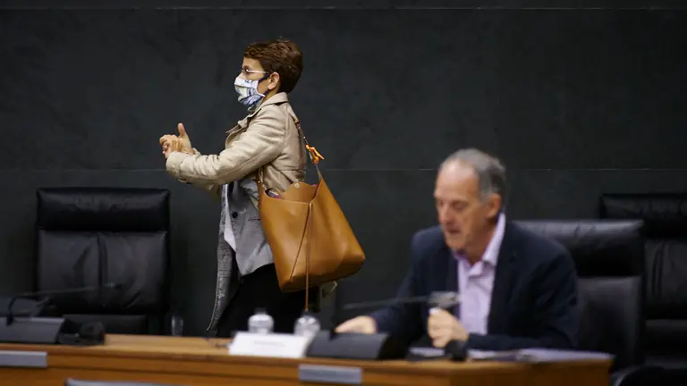 La presidenta del Gobierno de Navarra, María Chivite, accede a su asiento pasando junto a Adolfo Araiz. PABLO LASAOSA