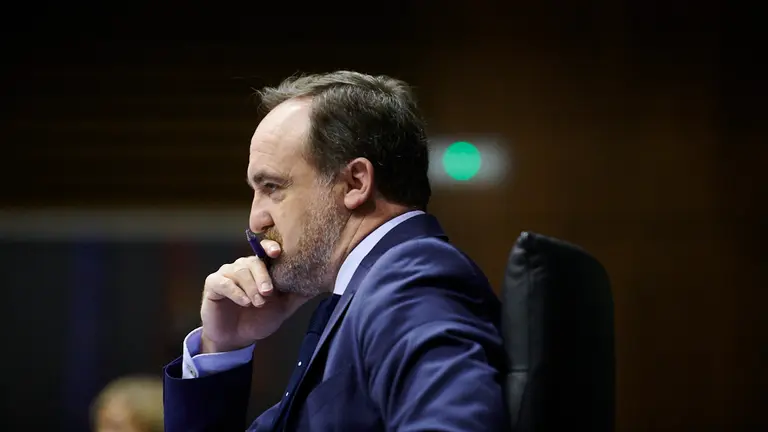 Javier Esparza, de Navarra Suma, en su asiento del Parlamento. PABLO LASAOSA