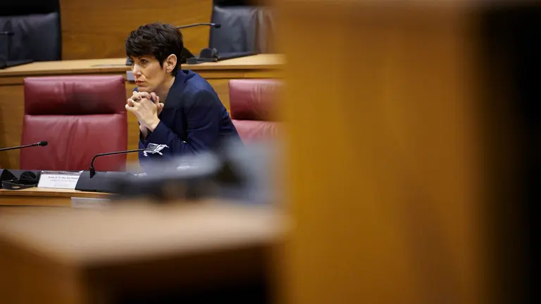 La consejera de Hacienda del Gobierno de Navarra, Elma Sáiz, en su asiento del Parlamento de Navarra. PABLO LASAOSA