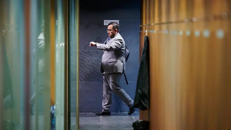 El vicepresidente del Gobierno de Navarra, Javier Remírez, accede al hemiciclo. PABLO LASAOSA