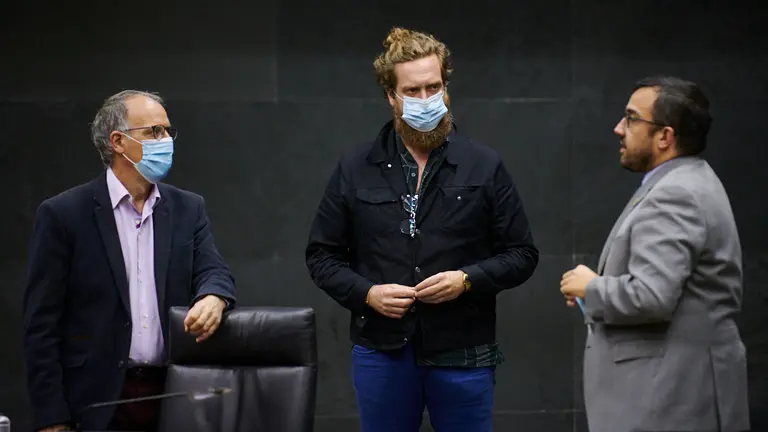 Adolfo Araiz (i) y Maiorga Ramírez (c) de EH Bildu, hablan con Javier Remírez, vicepresidente del Gobierno de Navarra. PABLO LASAOSA