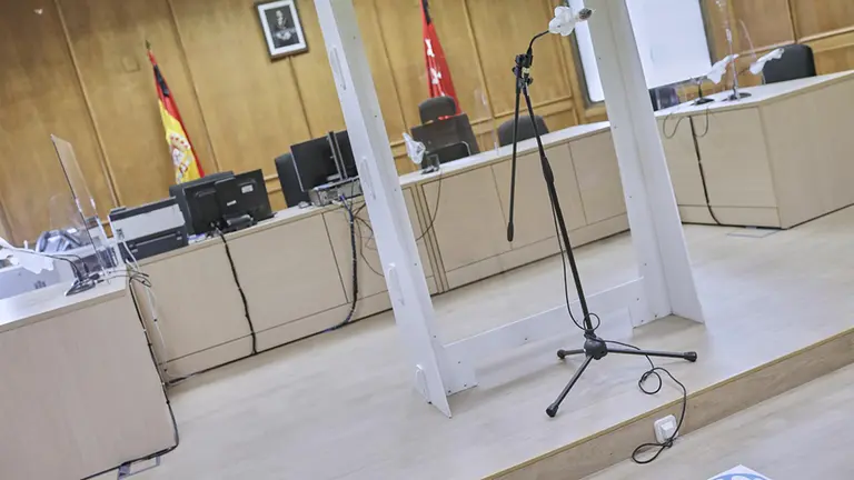 Una de las salas de los Juzgados de Plaza de Castilla donde se ha colocado una mampara protectora, una de las medidas de seguridad laboral colectivas e individuales que sel han dispuesto en las 