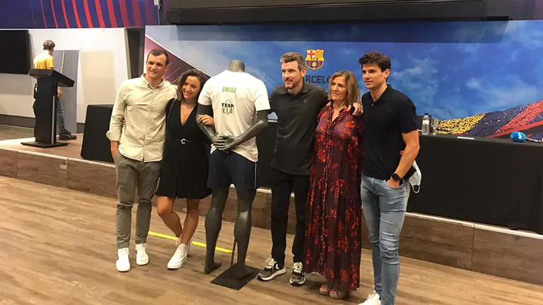 Juan Carlos Unzué junto a su familia posando después de la rueda de prensa. Cedida.