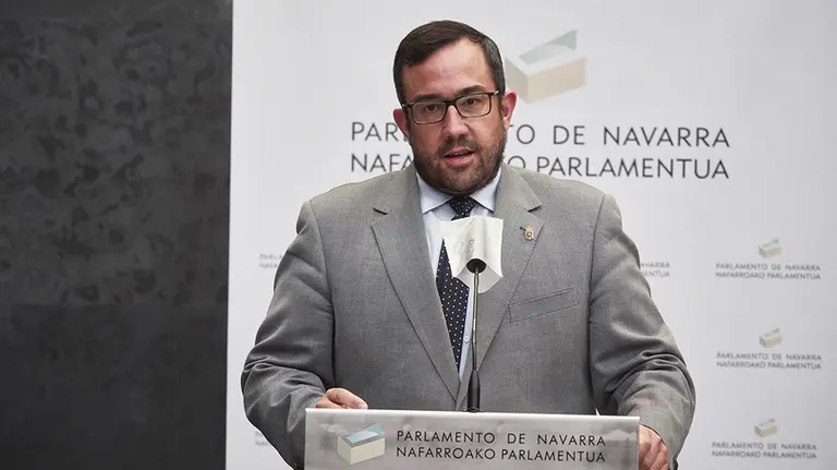 El Vicepresidente primero, Javier Remírez, interviene en la rueda de prensa posterior al pleno en el Parlamento de Navarra en el que ha sido rechazada con los votos en contra de Navarra Suma, PSN y Geroa Bai, la abstención de Podemos-Ahal Dugu y los votos - Eduardo Sanz - Europa Press.