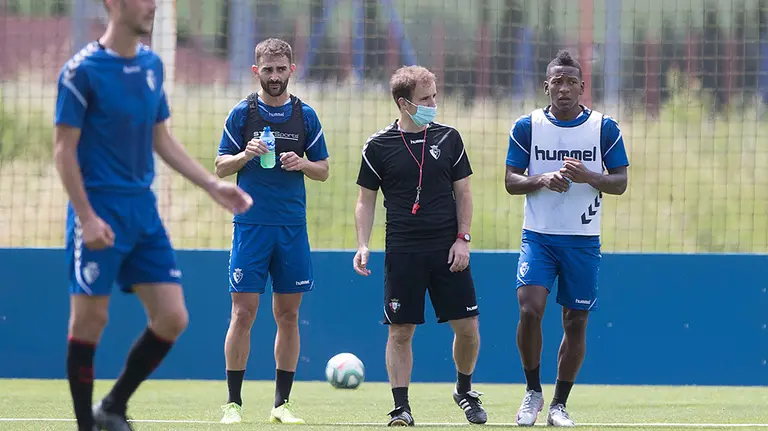 El entrenador de Osasuna, Jagoba Arrasate, entre Estupiñán y Adrián López en Tajonar. CA Osasuna.