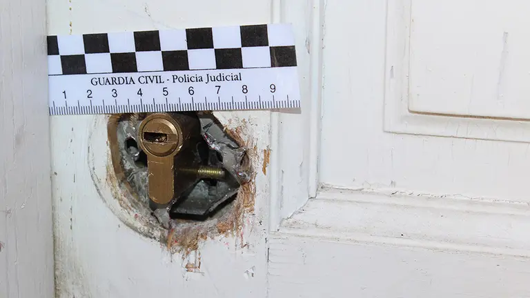 Cerradura rota en una vivienda en Puente la Reina. CEDIDA