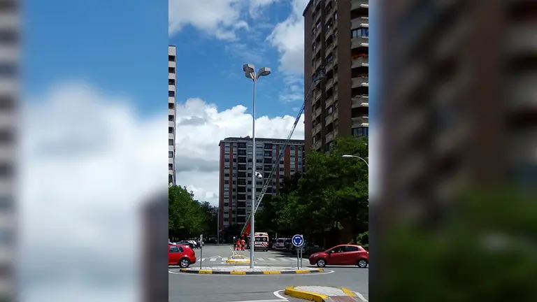 Bomberos trabajan en la extinción de un fuego en la cocina de una vivienda en Iturrama. CEDIDA