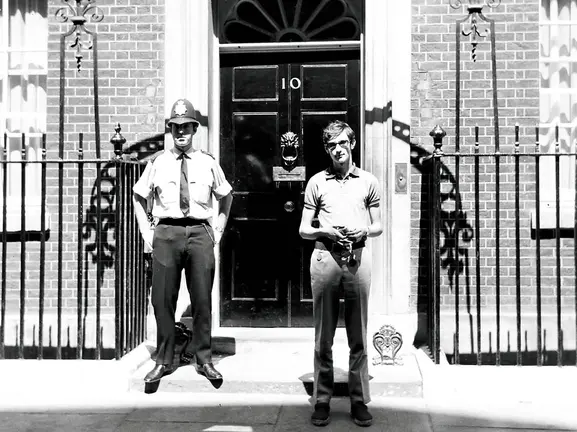 1970 07 LONDRES DELANTE DEL 10 DE DOWNING STREET