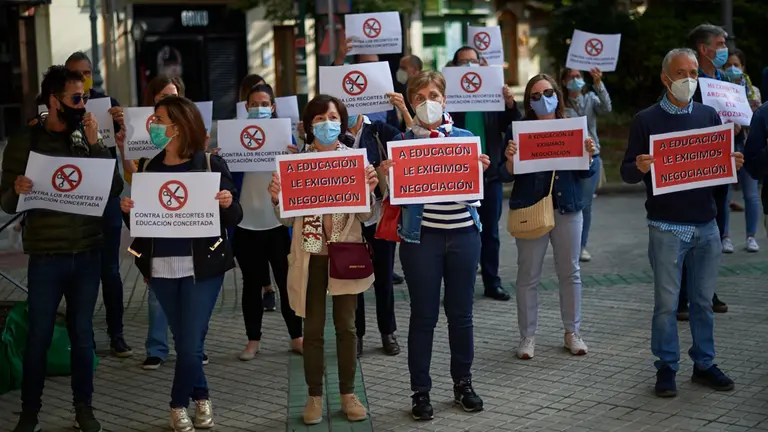 Concentración de LAB, SEPNA y UGT para rechazar que "se les ha apartado de la negociación del nuevo acuerdo de la enseñanza concertada". MIGUEL OSÉS